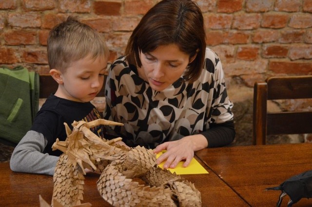 - No to teraz zrobimy takiego smoka - tak było na warsztatach origami z Arturem Biernackim.