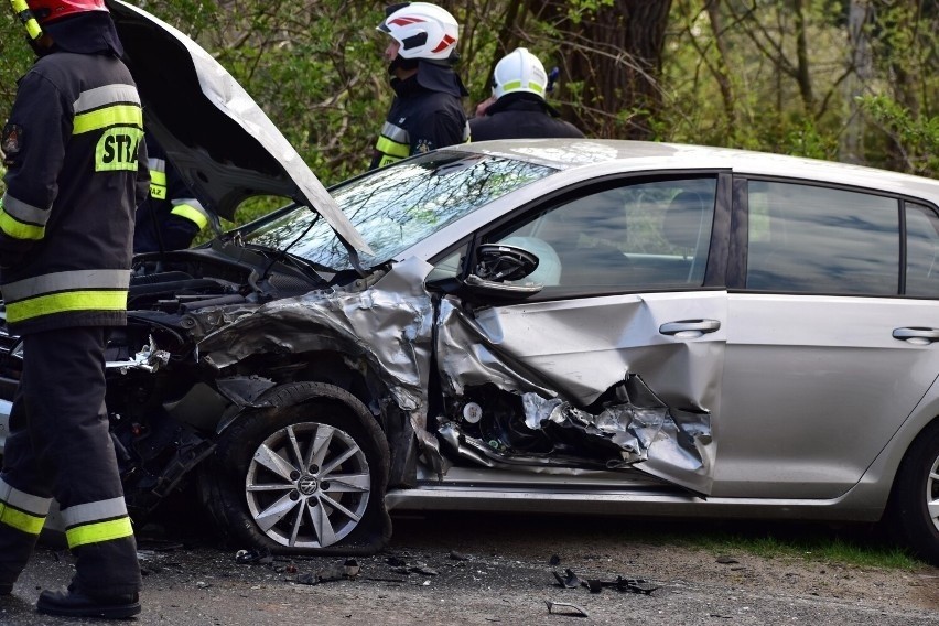 Zderzenie trzech aut na drodze wojewódzkiej 887 w miejscowości Posada Górna. Jedna osoba trafiła do szpitala [ZDJĘCIA]