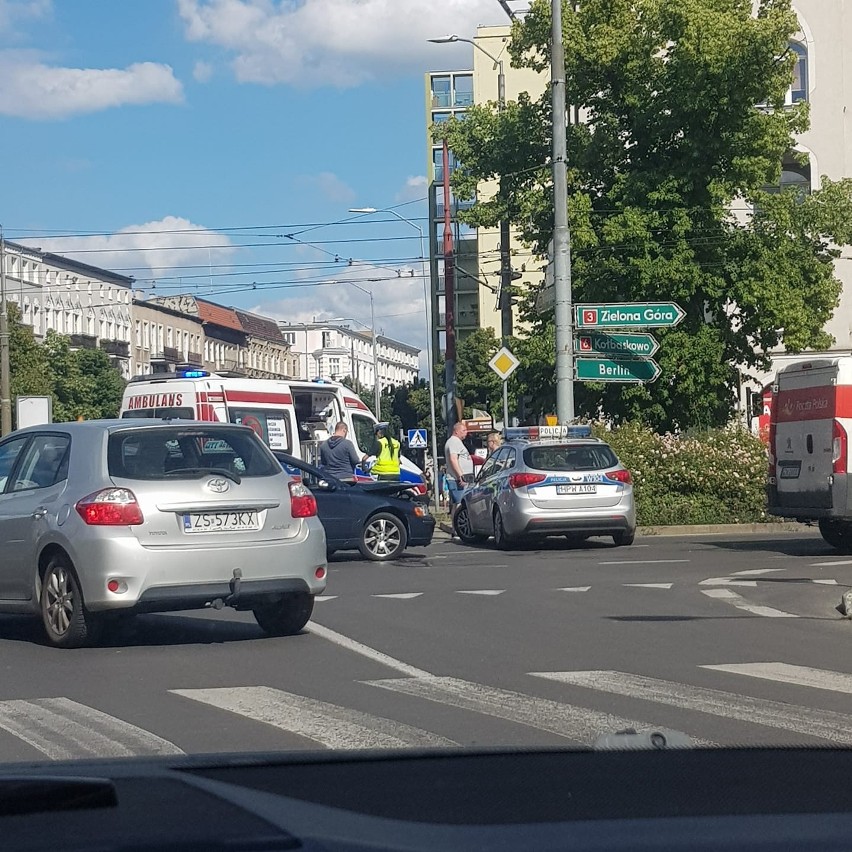 Kolizja dwóch samochodów się na pl. Kościuszki w Szczecinie