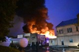 Wielki pożar w Kłobucku. Spłonęły magazyny papieru ZDJĘCIA