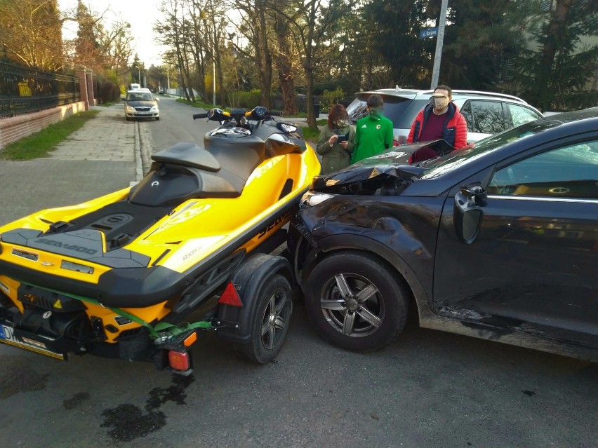 Wypadek mercedesa wiozącego skuter wodny we Wrocławiu...