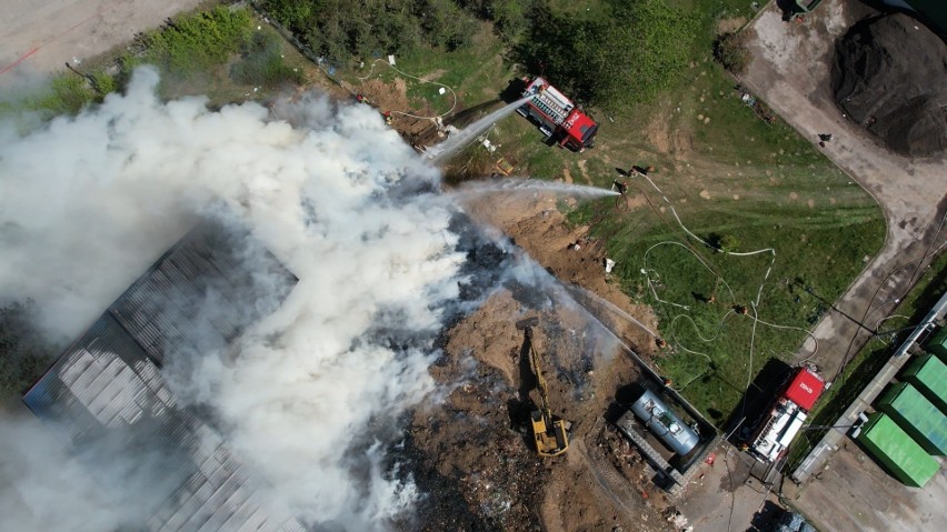 Pożar odpadów w Bydgoszczy gasiło ponad 70 strażaków. Straty dopiero zostaną oszacowane