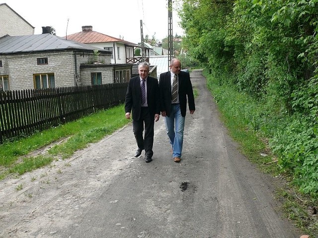 Tak na razie wygląda ulica Doktorska, boczna ulicy Miłej. - Remont ma zakończyć się 31 lipca &#8211; mówi prezydent Wojciech Bernatowicz (z prawej) 