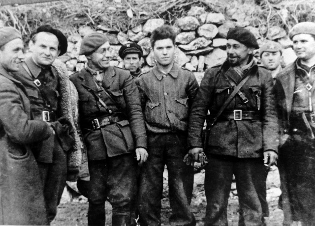 Jan Rutkowski ps. Szymon (drugi z prawej, w ciemnym berecie) z kolegami ze sztabu Brygady im. Jarosława Dąbrowskiego
