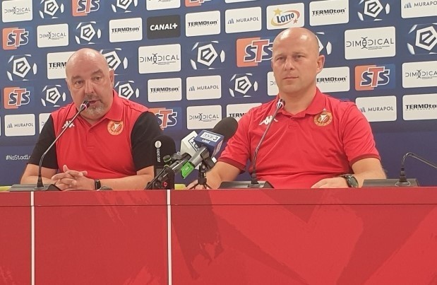 Od lewej: Marcin Tarociński, rzecznik prasowy klubu i Janusz Niedźwiedź, trener drużyny.