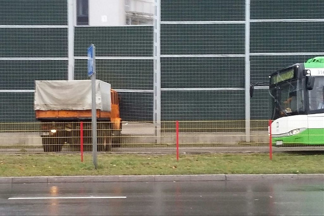 Ciężarówka wbiła się w ekran