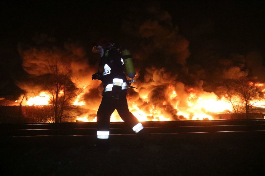 Ogromny pożar na terenie składu materiałów budowlanych MB 03...