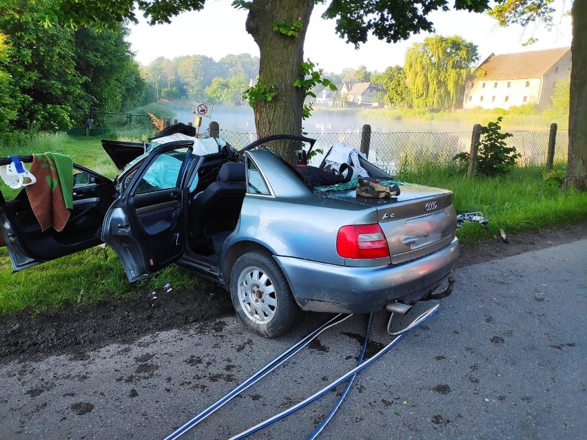 W Kochłowicach na łuku drogi audi roztrzaskało się o drzewo. Helikopter przetransportował kierowcę do szpitala we Wrocławiu