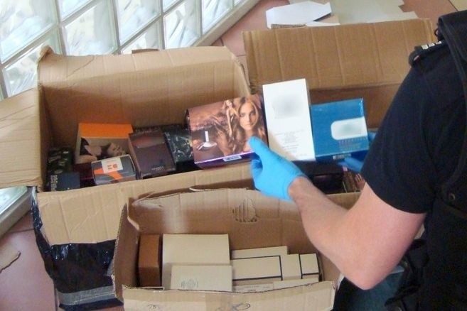 Łomża: Służba celno-skarbowa sprawdza przesyłki kurierskie. W paczkach zaleźli podrobione perfumy i leki bez zezwolenia [14.07.2019]