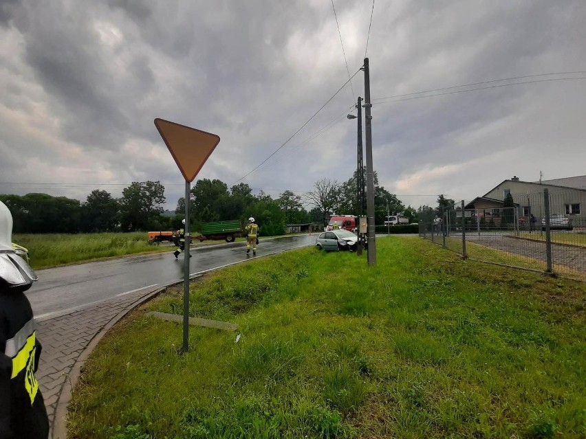 Wypadek w gminie Skawina. Ciągnik zderzył się z samochodem osobowym