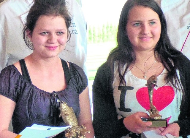 "Królowa&#8221; Małgorzata Wójcik (z lewej) i Gabriela Sput z klasy I G - to one wygrały wtorkowy konkurs kulinarny "Cudze chwalicie...&#8221;.