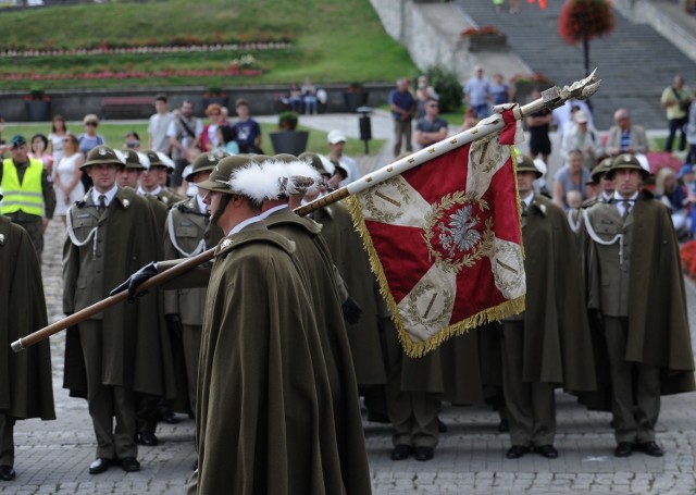 Z okazji święta Wojska Polskiego żołnierze 5 Batalionu Strzelców Podhalańskich z Przemyśla i 1 Batalionu Czołgów z Żurawicy, wzięli udział w uroczystym apelu na przemyskim rynku.