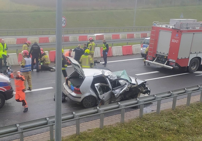 Tragiczny wypadek na DK 19. Golf zderzył się z ciężarówką. Jedna osoba zginęła, trzy zostały ranne