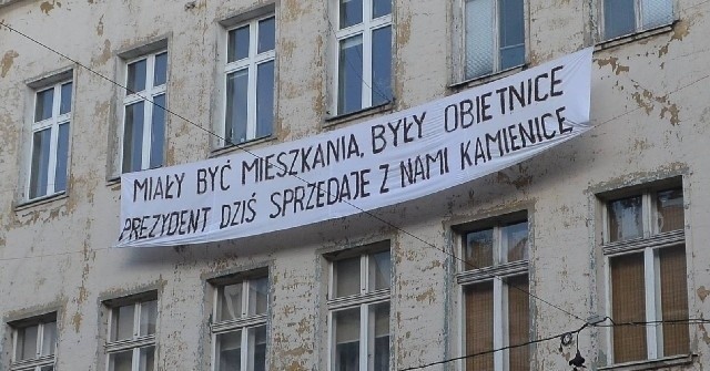 "Miały być mieszkania, były obietnice, prezydent dziś z nami sprzedaje kamienicę" - napisali protestujący.