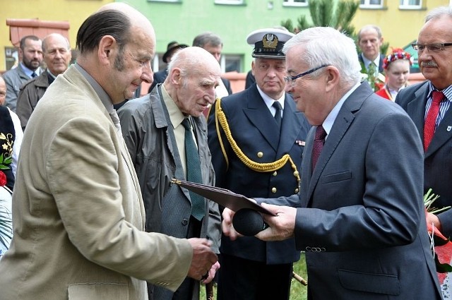 Medale 800-lecia Żukowa od burmistrza Jerzego Żurawicza i wiceprzewodniczącego rady miejskiej Alojzego Falka odebrali (od lewej): Tadeusz Pawlak, Maksymilian Kasprzyk i Marian Hirsz