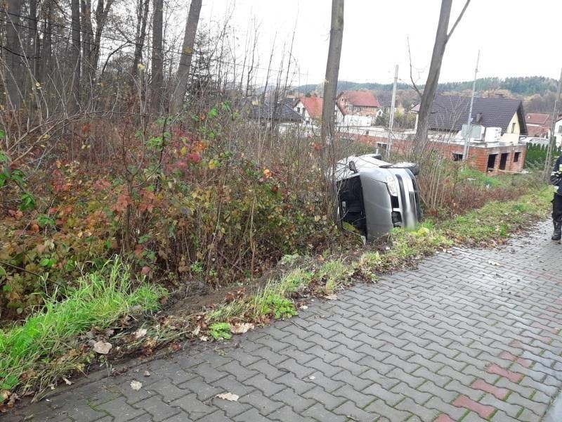 Wypadek w Nawojowej. Samochód osobowy wypadł z drogi, kierowca został zabrany do szpitala [ZDJĘCIA]