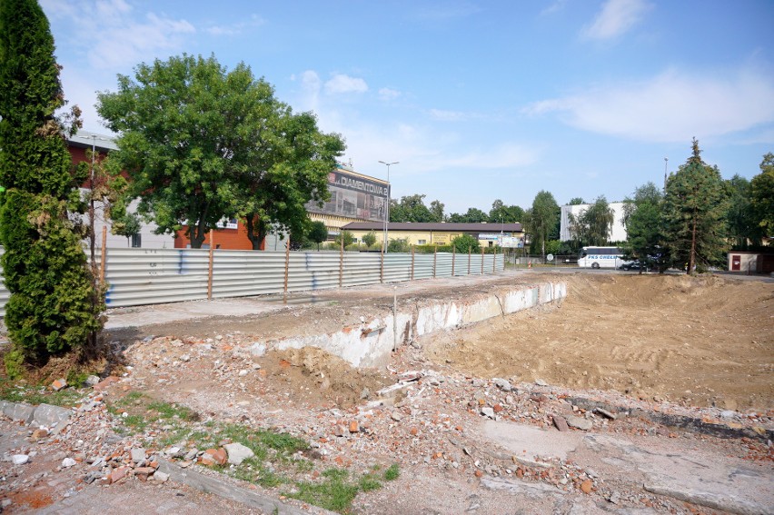 Po biurowcu została wielka dziura. Akademik jeszcze w blokach startowych. Zobacz zmiany przy al. Spółdzielczości Pracy