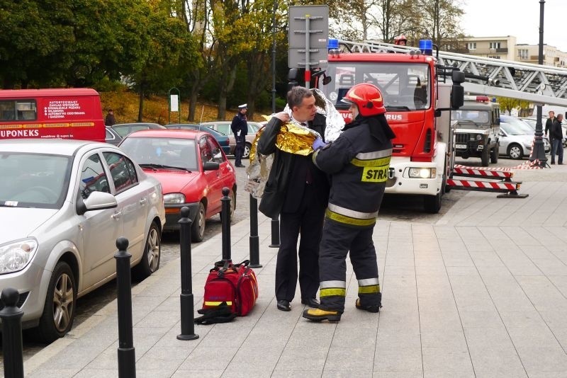 Było bardzo zimno, dlatego okryto go folią termiczną.