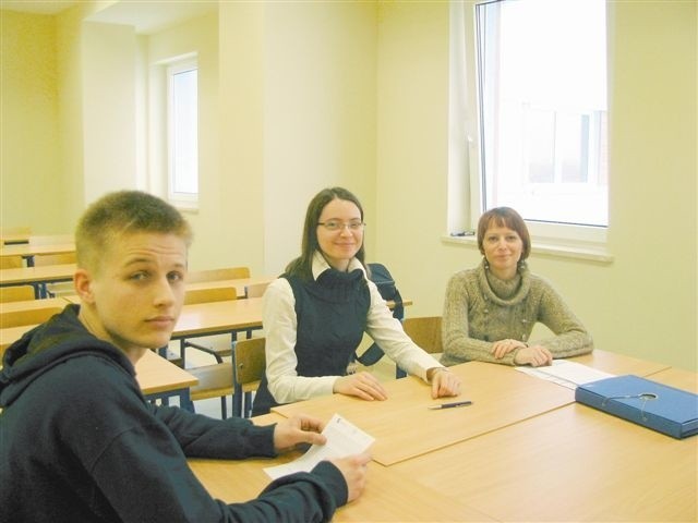 Wojciech Maziarz, student I rok WSB, skorzystał już z usług centrum. Doradzały mu Katarzyna Świerkot i Marta Milewska (z prawej). (fot. Monika Wodzińska)