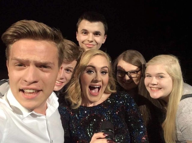 Na scenie Adele chętnie pozowała do zdjęć z fanami z Polski.  O takim selfie marzy każdy miłośnik muzyki  brytyjskiej artystki