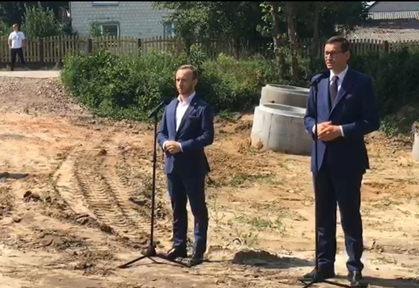 Premier Mateusz Morawiecki i wójt gminy Miedziana Góra...