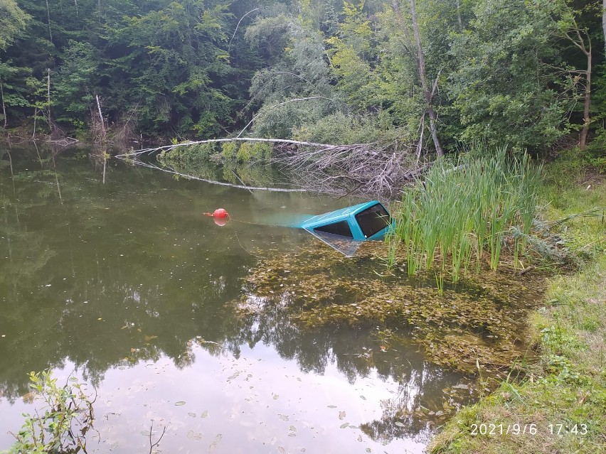 Auto zatonęło w jeziorze Ciche.