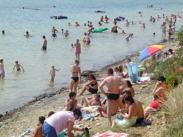 W upalne dni setki osób wypoczywa na plaży w okolicach Białej Floty. Blisko brzegu dno gwałtownie opada, co jest groźne dla słabych pływaków. Nie ma tutaj strzeżonego kąpieliska.