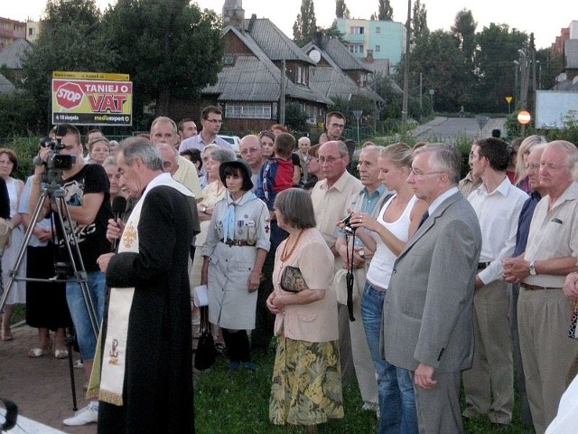 Modlitwy za ofiary Katynia i Smoleńska poprowadził ksiądz Józef Domański, proboszcz parafii Wszystkich Świętych w Starachowicach
