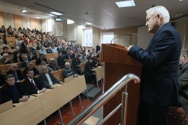 Były premier Leszek Miller na spotkaniu ze studentami.