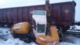Wypadek na przejeździe kolejowym pod Toruniem. Pociąg uderzył w koparkę [zdjęcia]
