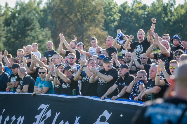 Blisko tysiąc osób obserwowało mecz 5. kolejki V ligi Sportis Łochowo - Zawisza Bydgoszcz. Kibice oglądali ciekawe widowisko z dużą liczbą sytuacji bramkowych, zmarnowanego rzutu karnego, czerwoną kartką, zakończone zwycięstwem bydgoszczan 3:0.