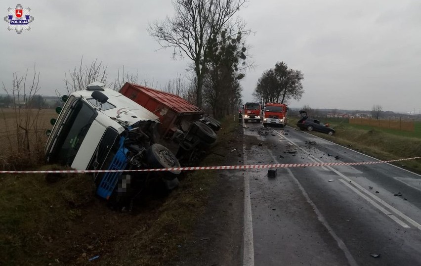 Śmiertelny wypadek pod Krasnymstawem. W sobotę były trudne warunki na drogach. Posypało wypadkami i kolizjami