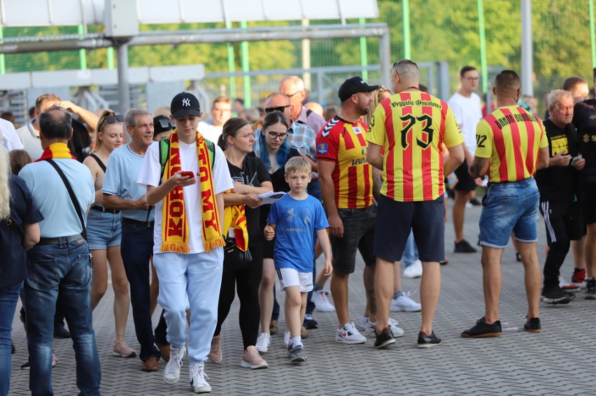 Ponad 12 tysięcy kibiców na meczu Korony Kielce z Wartą Poznań. Zobaczcie ciekawe zdjęcia fanów Żółto-Czerwonych na Suzuki Arenie