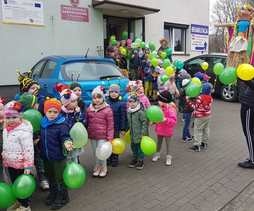 W przedszkolu w Wodzisławiu powitano wiosnę. Dzieciaki z Marzanną przemaszerowały w orszaku ulicami miasta. Zobaczcie zdjęcia