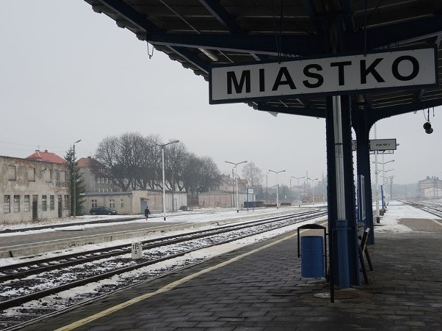 Stacja kolejowa w Miastku. Mieszkańcy nie są zadowoleni z rozkładu jazdy. 