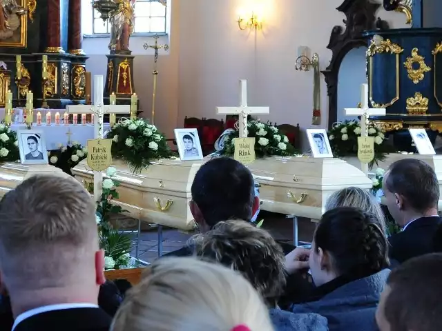 Pogrzeb ofiar wypadku w Klamrach.