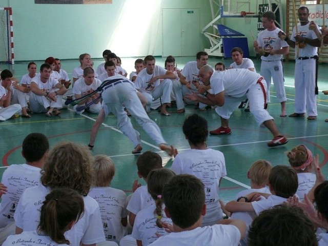 Stalowowolska grupa &#8222;capoeira&#8221; urządziła pokaz dla mieszkańców z okazji ceremonii &#8222;batizado&#8221;, czyli przyjęcia nowych członków 