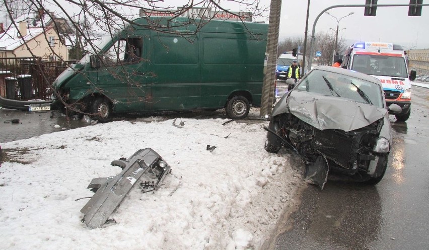 Wypadek na skrzyżowaniu w Kielcach. Obydwaj kierowcy twierdzą, że mieli zielone światło  