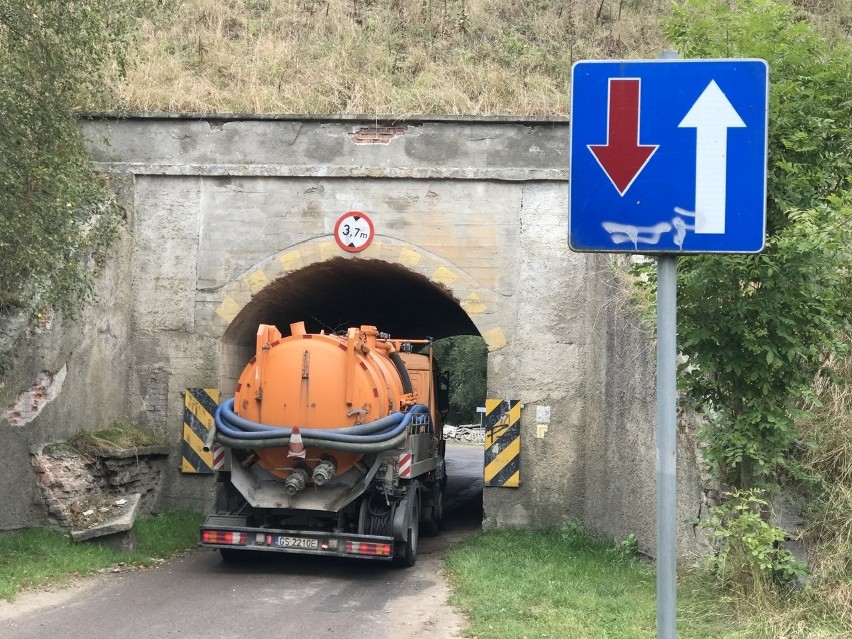 Obok tego przejazdu po torami będzie ring, ale droga nie...