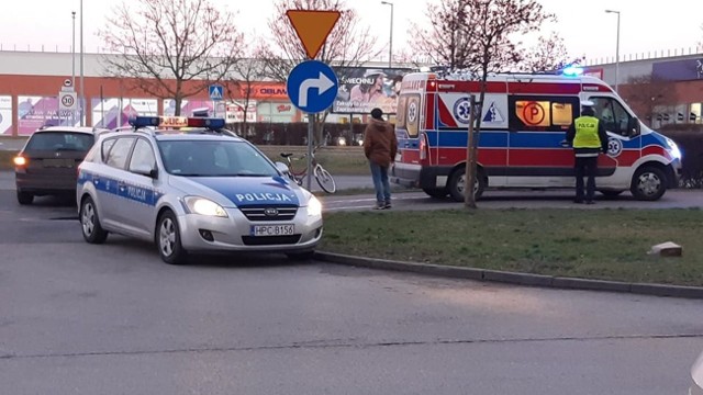 Dziś (5 lutego) przed godziną 17 na ulicy Niepodległości w Inowrocławiu doszło do wypadku. Kierujący samochodem marki Skoda potrącił rowerzystę. Na miejscu jest karetka pogotowia oraz policja. 77-letni rowerzysta trafił do szpitala.
