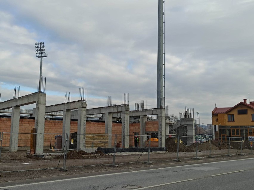 Stadion Sandecji Nowy Sącz w budowie. Rośnie trybuna od ulicy Kilińskiego. Oto najnowsze zdjęcia 