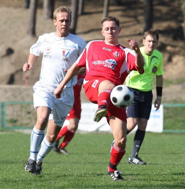 Piłkarze z Bytowa (w ciemnym stroju Tomasz Ciemniewski) w sobotę zagrają sparing z Orkanem Rumia.