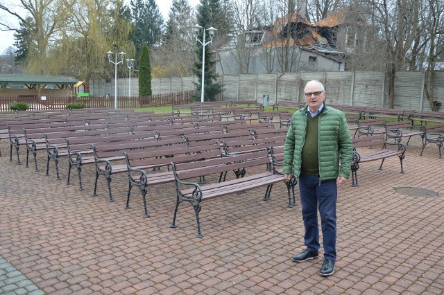 Jeszcze w tym roku zostaną wymienione na nowe ławki przed suchedniowską "Kuźnicą". Dyrektor Andrzej Karpiński informuje, że kupionych zostanie 60 ławek.