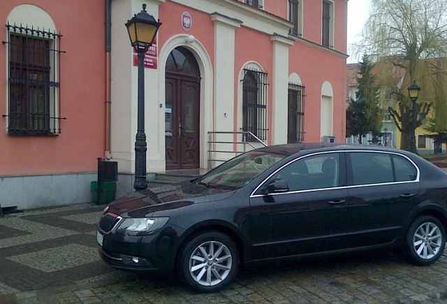 Urząd nie ma własnego parkingu, więc na noc burmistrz zabiera nową limuzynę do swojego prywatnego garażu.