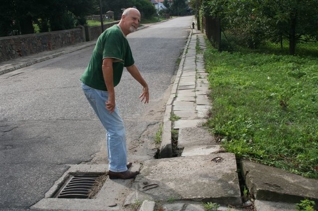 Tak wygląda odwodnienie naszej ulicy, a tak chodniki - pokazuje mieszkający tam Krzysztof Przastek