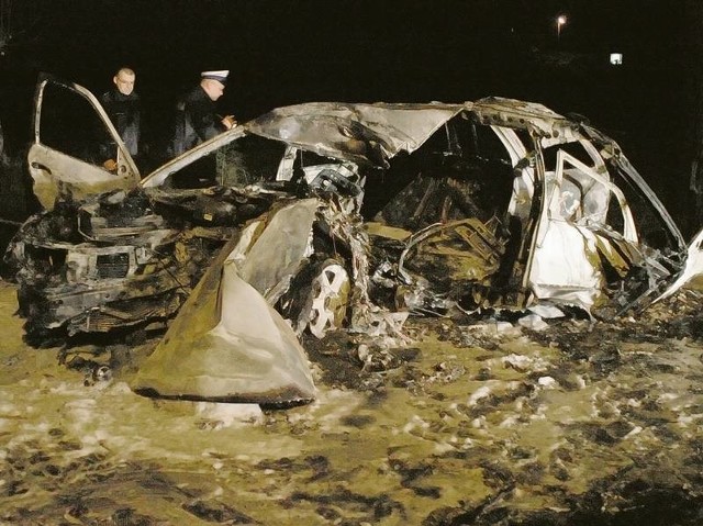 5 listopada 2009 r. młoda kobieta wypadła samochodem z drogi i uderzyła w drzewo w Dąbroszynie koło Witnicy. Jej auto stanęło w płomieniach. Niektórzy świadkowie nie byli obojętni: ruszyli na pomoc i wydostali ją z wraku.