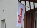 Proszowice. Związkowcy z Solidarności wywiesili historyczną flagę