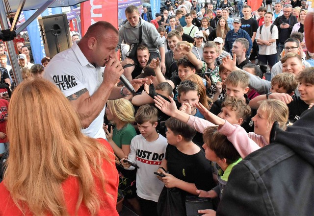 W ramach Dni Inowrocławia, pod Teatrem Miejskim odbyło się spotkanie z Mariuszem Pudzianowskim. Uczestniczyło w nim wielu fanów strongmana, a obecnie zawodnika MMA