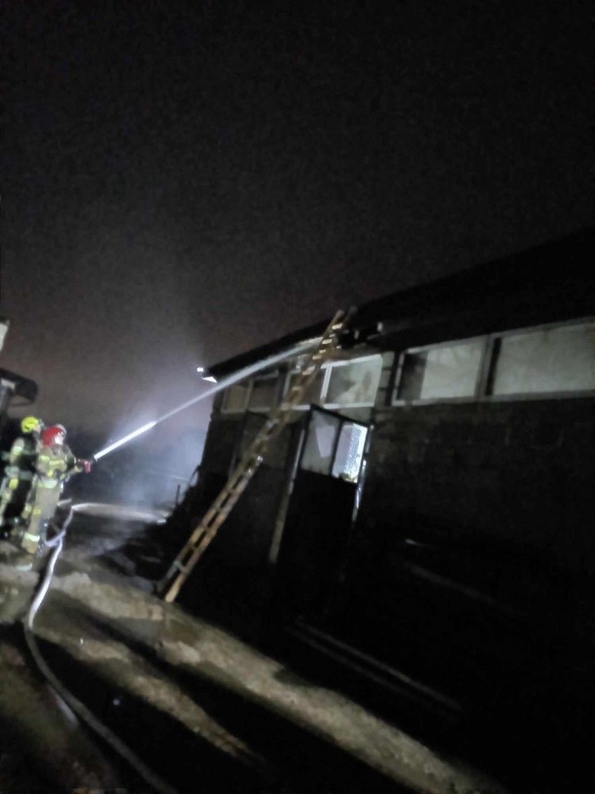 Pożar hali produkcyjnej w Sokółce. Siedem zastępów straży pożarnej walczyło w nocy z ogniem