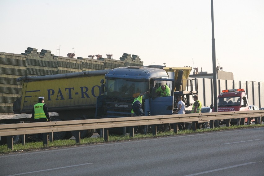 Katowice: Tir blokował jezdnię na al. Roździeńskiego